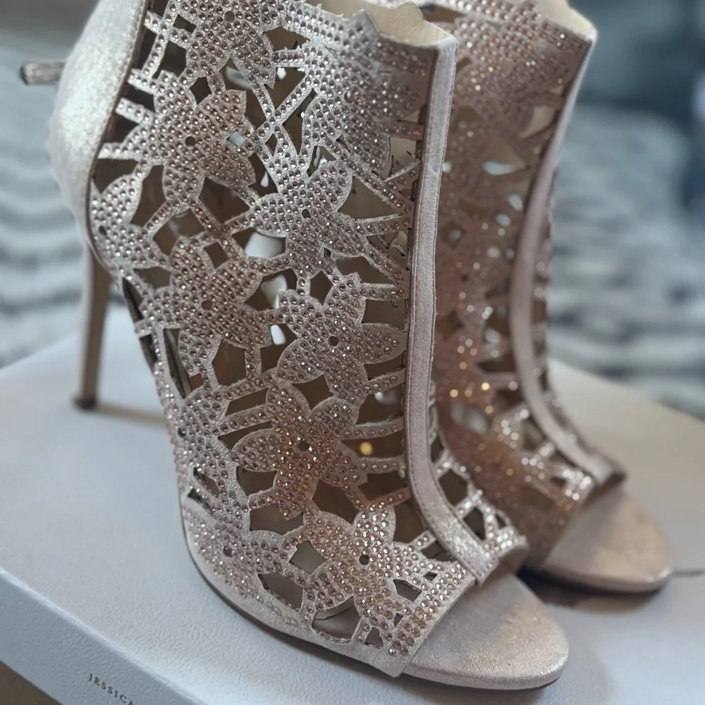 Jessica Simpson stiletto booties. Size 8 - Picture 2 of 7